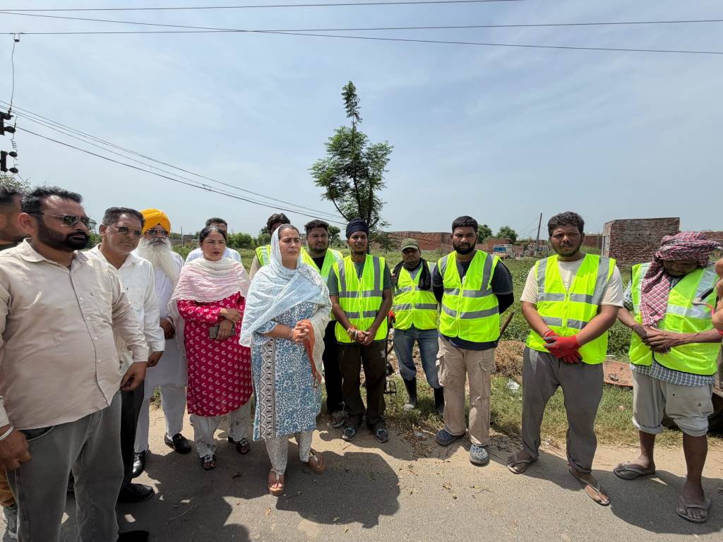 Narinder Kaur Bharaj took part in the Mission Clean Punjab campaign in Bhawanigarh